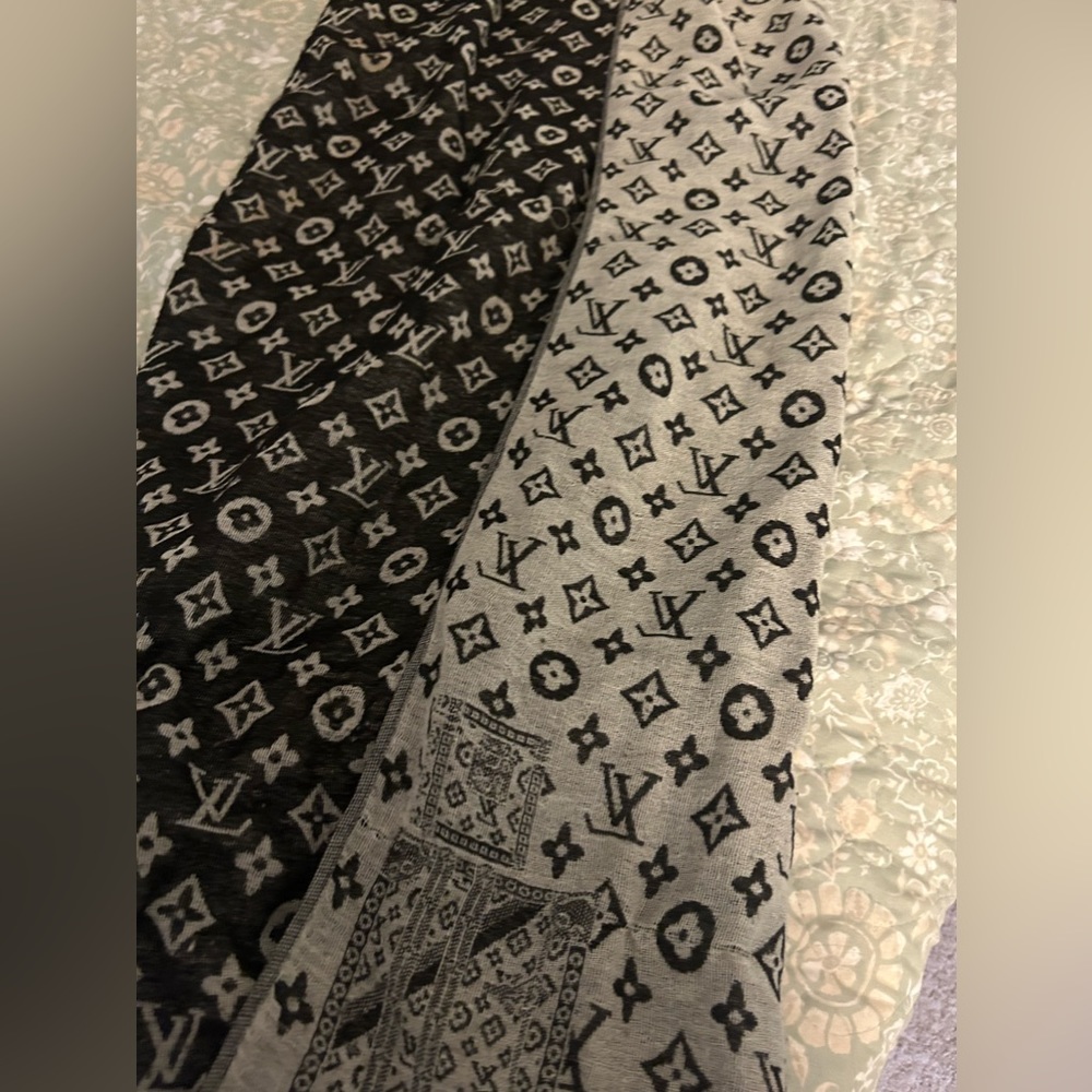 Louis Vuitton Scarf Vintage)
